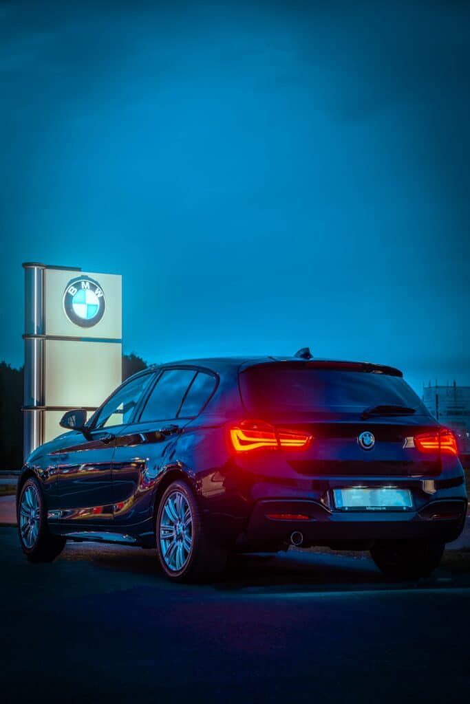 BMW série devant une concession